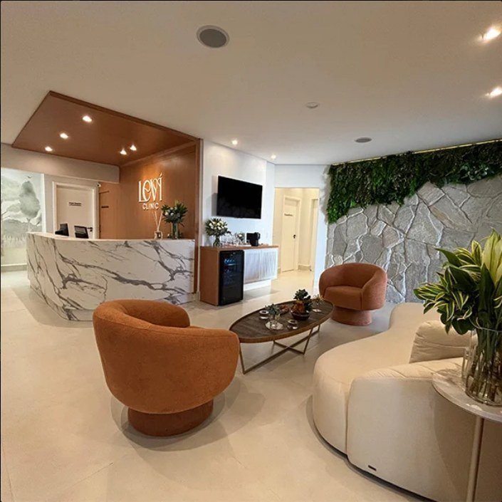 Recepção e lounge com parede verde