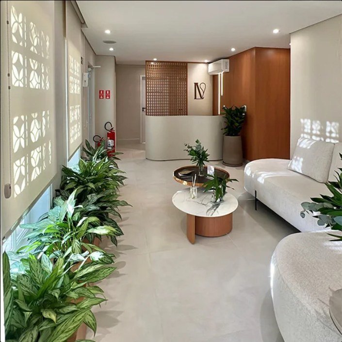 Sala de espera com poltronas e jardim interno