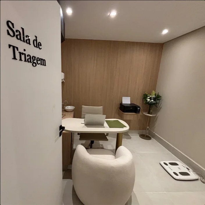 Sala de triagem, com balança de bioimpedância